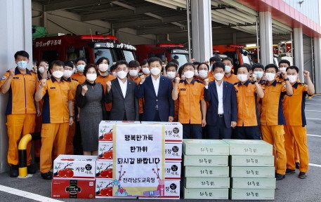 장석웅 전남도교육감이 민족 고유 명절인 추석을 앞두고 15일부터 24일까지 다섯 차례에 걸쳐 도내 사회복지시설 및 소방서를 방문해 위문품을 전달하고 따뜻한 정을 나눈다. 첫날인 15일에는 장성소방서를 방문해 민생의 최일선 현장에서 화재진화, 인명구조, 재난예방 등에 헌신하고 있는 소방관들에게 감사의 마음을 전하고, 노고를 격려했다. ⓒ 전남교육청