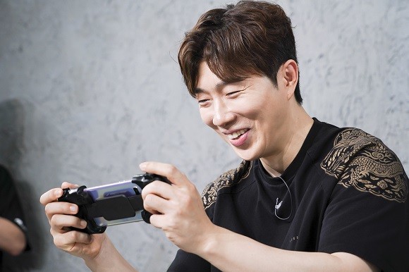 스타크래프트 게임 레전드 임요환이 SKT 5GX 클라우드 게임을 즐기고 있다. ⓒ SK텔레콤