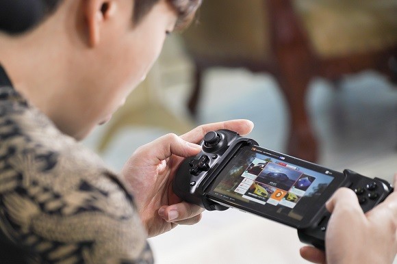 스타크래프트 게임 레전드 임요환이 5GX 클라우드 게임을 즐기고 있다. ⓒ SK텔레콤