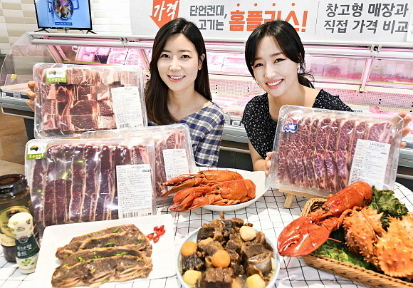 홈플러스가 22일까지 전국 점포와 온라인몰에서 '갈비·크랩 페스티벌'을 열어 국내외 다양한 갈비를 마련해 최대 40% 싸게 팔고, 고기 수요 분산을 위해 크랩류도 저렴하게 내놓는다. © 홈플러스