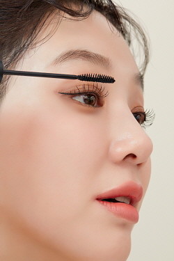 아떼가 6월 출시한 비건 마스카라의 완판을 기념해 LF몰에서 예약 판매 프로모션을 진행한다. © LF