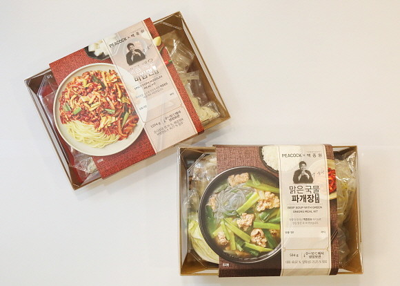 이마트가 피코크X백종원 밀키트 프로젝트로 '매콤 제육 비빔면 밀키트'와 '맑은 국물 파육개장 밀키트' 상품을 출시한다. © 이마트