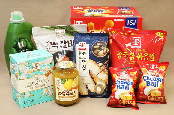 트레이더스가 안성점 오픈일인 25일에 맞춰 자체 브랜드 '티 스탠다드'를 론칭하고, 냉동식품/과자/요가매트 등 10여개의 '티 스탠다드' 상품을 동시 출시한다. © 이마트