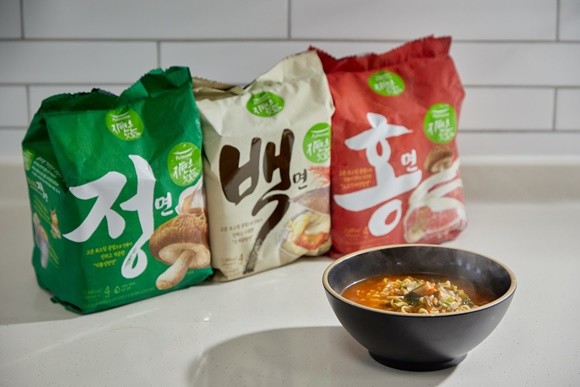 풀무원 라면 신제품 '자연은 맛있다 정면, 백면, 홍면' ⓒ 풀무원식품