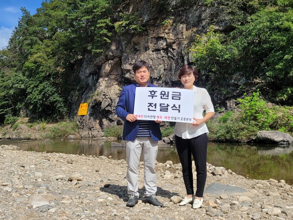 조정이 서종올바른집 대표(우측)와 조희승 벽계천 다자연형 계곡·하천 만들기 운동본부 위원장(좌측)이 벽계마당 앞 벽계천에서 '지구사랑 벽계천에서부터 환경보호 캠페인' 후원금 전달식 기념 촬영을 하고 있다. ⓒ 서종올바른집