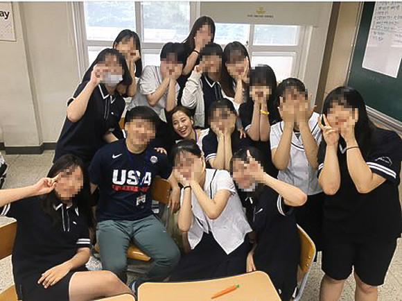 장나교 씨는 경북대학교 교육대학원에서 음악교육을 전공하던 당시 교생실습에서 만난 학생들을 통해 자신의 음악관 전파를 다짐했다고 설명했다. 사진은 교생실습 당시 학생들과 찍은 사진. ⓒ 장나교 씨 제공