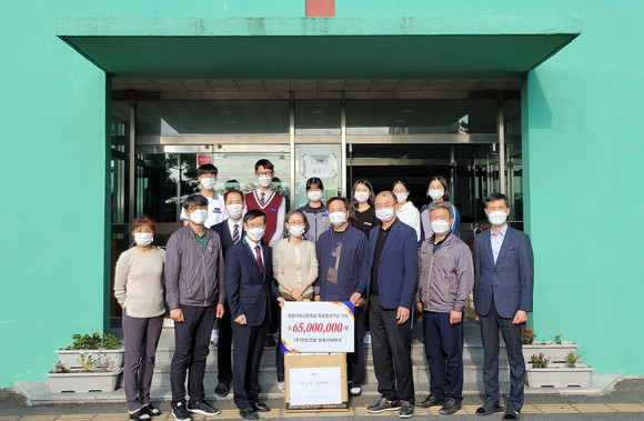 반도건설은 지난달 28일 창원 사파고등학교에 장학금과 코로나방역마스크를 전달했다. 사진은 전달식 사진. ⓒ 반도건설
