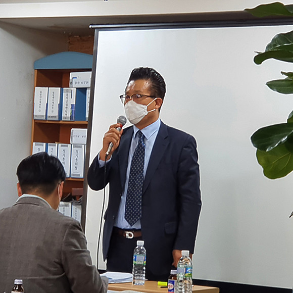 최형용 흑석11구역 조합장이 현장설명회 직후 소감발표와 향후 계획을 밝히고 있다. = 장귀용 기자