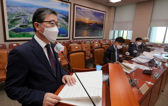 변창흠 한국토지주택공사(LH)사장이 8일 국회에서 열린 국토교통위원회의 한국토지주택공사 등에 대한 국정감사에서 업무보고를 하고 있다. ⓒ 사진공동취재단