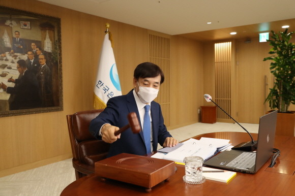 이주열 한국은행 총재가 14일 오전 서울 중구 한국은행에서 열린 금융통화위원회 본회의에서 회의를 주재하며 의사봉을 두드리고 있다. © 한국은행