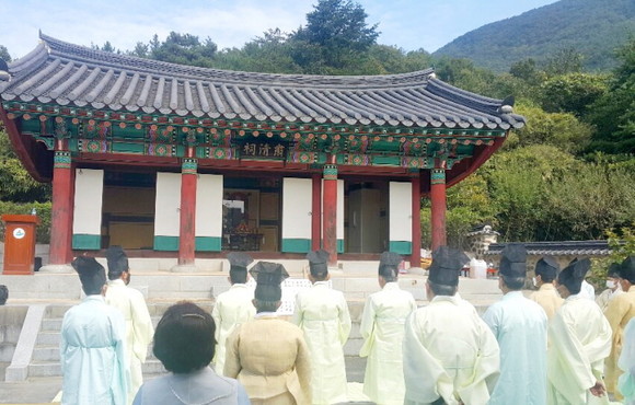 성균관유도회밀양지부무안면지회 주관으로 거행된 추모 제향 모습. = 구자열 기자