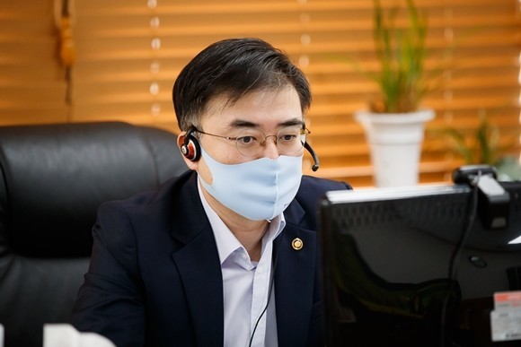 손병두 금융위 부위원장이 14일 금융리스크 대응반 회의를 비대면 화상회의로 진행하고 있다. ⓒ 금융위