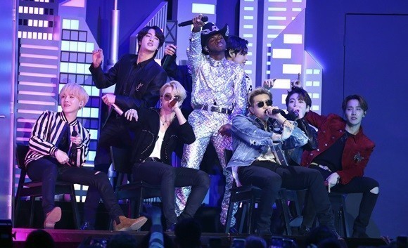 그룹 방탄소년단(BTS)의 소속사 빅히트엔터테인먼트(빅히트)가 15일 유가증권시장에 상장한 가운데 '따상'(공모가 2배 가격으로 시초가를 형성한 뒤 상한가)에 성공했다. ⓒ 연합뉴스