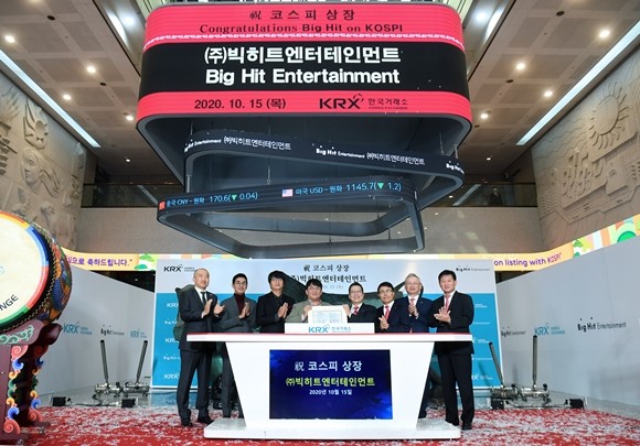 빅히트엔터테인먼트 상장기념식 모습. 왼쪽부터 △박태진 제이피모간 서울지점 대표이사 △박지원 빅히트엔터테인먼트 HQ CEO △윤석준 빅히트엔터테인먼트 Global CEO △방시혁 빅히트엔터테인먼트 의장 △정지원 한국거래소 이사장 △임재준 한국거래소 유가증권시장본부장 △정영채 NH투자증권 대표이사 △라성채 한국거래소 유가증권시장본부장보 ⓒ 한국거래소