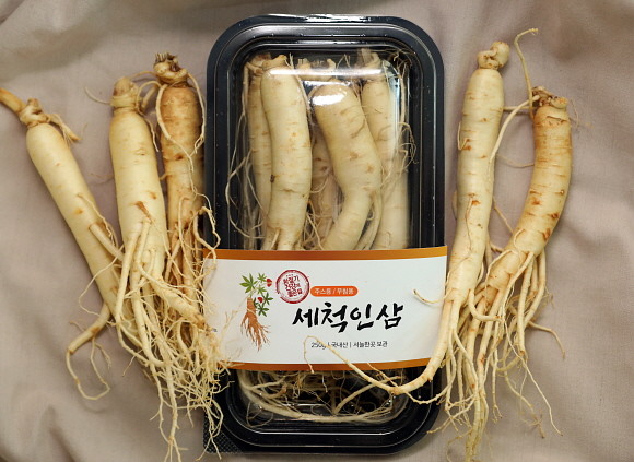 이마트가 2019년 아프리카돼지열병, 2020년 코로나19로 2년연속 축제가 취소돼 어려움을 겪고 있는 인삼 농가를 돕기 위해 인삼 판매 촉진에 나선다. © 이마트