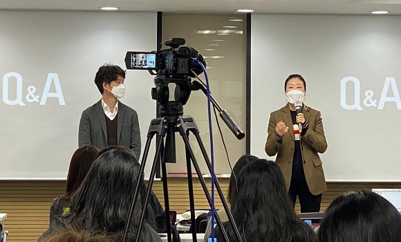 김새라 LG유플러스 마케팅그룹장(오른쪽)과 장준영 LG유플러스 브랜드마케팅담당이 기자들의 질문에 답하고 있다. = 박지혜 기자