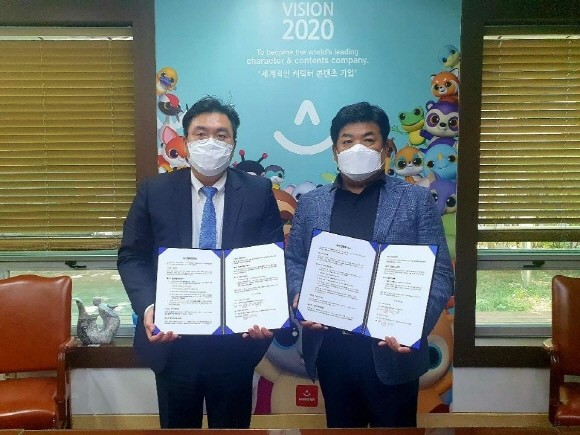한현우 에이스바이오메드 마스크총괄사업부 사장(좌)과 박상수 스마일바이오 대표(우)가 오로라월드 본사에서 업무협약 체결식을 가졌다. ⓒ 에이스바이오메드