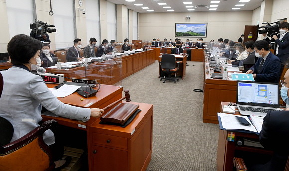 15일 서울 여의도 국회 환경노동위원회의 경제사회노동위원회 등에 대한 국정감사가 진행됐다. © 연합뉴스