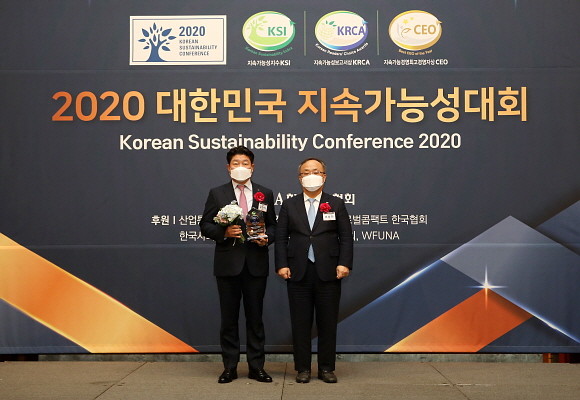 16일 롯데호텔 서울에서 열린 2020 대한민국지속가능성지수(KSI) 시상식에서 호텔 부문 1위에 선정된 김현식 롯데호텔 대표이사(왼쪽)와 이상진 한국표준협회 회장이 기념 촬영을 하고 있다. © 롯데호텔