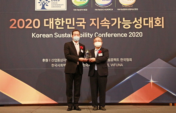 이완신 롯데홈쇼핑 대표가 16일 서울 중구 롯데호텔에서 진행된 '대한민국 지속가능성대회'에서 지속가능경영 최고경영자상을 수상했다. (왼쪽부터)이완신 롯데홈쇼핑 대표, 이상진 한국표준협회 회장. © 롯데홈쇼핑