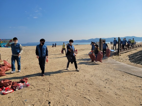 청림동 주민들이 포스코 자매부서 청림해변에서 황경정비룰 하고 있다. ⓒ 청림동사무소