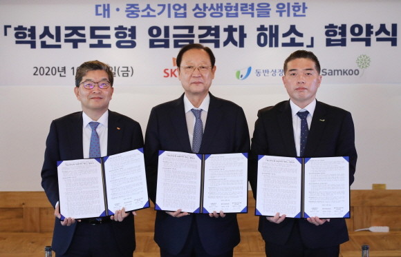 SK종합화학이 총 735억원을 들여 협력 중소기업 경쟁력 강화를 위한 임금격차 해소를 위한 지원에 나선다. 사진 좌측부터 △나경수 SK종합화학 사장 △권기홍 동반성장위원장 △손유성 삼구INC 부사장 손유성. © SK종합화학