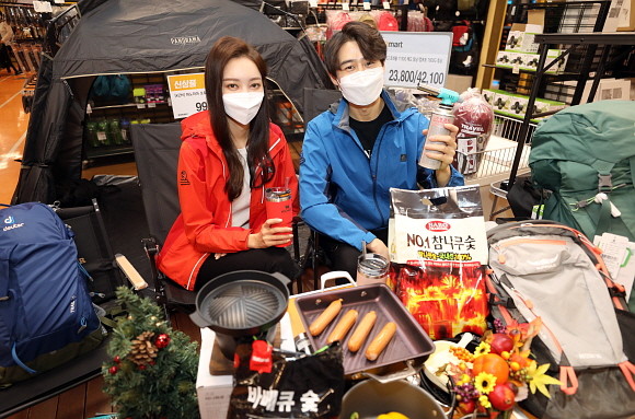 이마트가 오는 28일까지 텐트, 그늘막, 침낭, 캠핑체어, 배낭, 등산복 등 캠핑/등산 용품을 행사카드 구매 시 최대 30% 할인 판매한다. © 이마트