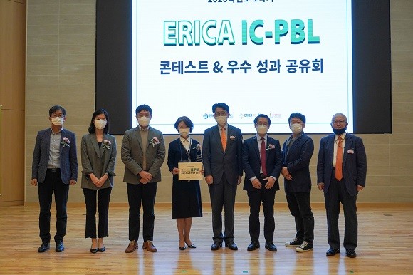 왼쪽부터 휴림로봇 김세기 이사, 네번째 한양대ERICA 창의융합교육원 박현미 교수, 여섯번째 한양대 ERICA 전자공학부 이병주 교수, 여뎗번째 한양대 ERICA 경영학부 전상길 교수. ⓒ 휴림로봇