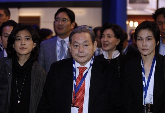 2010년 이재용 삼성전자 부회장, 이부진 호텔 신라 사장, 이서현 삼성복지재단 이사장과 CES2010에 참석한 이건희 회장. ⓒ 연합뉴스