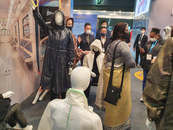 이날 행사에는 외국인 도슨트가 외국인들을 상대로 제품을 소개하는 등 관람객을 위한 다양한 편의가 제공돼 눈길을 끌었다. 주최측은 이번 행사를 계기로 K-방역과 한국건설안전기술이 해외에도 큰 홍보효과를 가져올 것으로 기대하고 있다, = 장귀용 기자