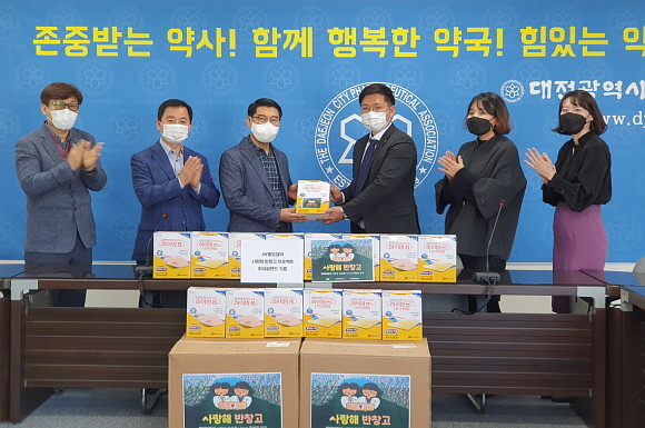 JW중외제약이 아동들의 상처 회복을 위해 1000만원 상당의 '하이맘밴드'를 기부했다. © JW중외제약