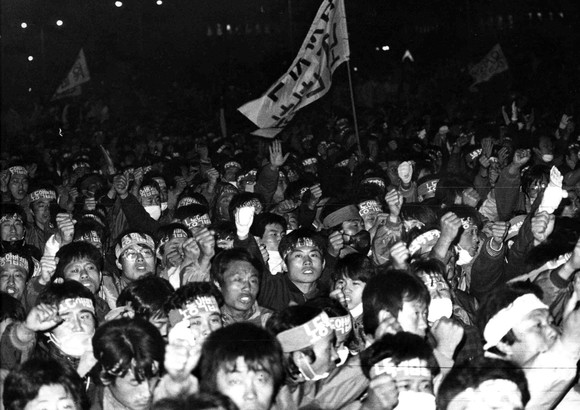 1988년 11월14일 전국노동법 개정투쟁본부 산하노조 노동자 및 대학생 2만여명이 전태일열사 정신계승 및 전국노동자대회를 갖고 국회의사당앞까지 평화대행진을 한 후 국회의사당앞에서 노동악법철폐등을 요구하며 농성하고 있다. ⓒ 연합뉴스