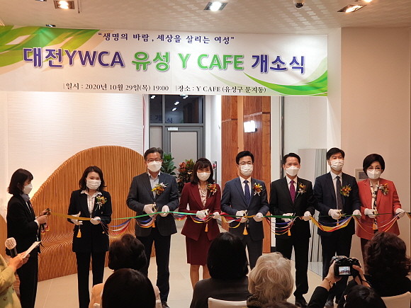 Y-CAFE 개소식에는 허태정 대정광역시장을 비롯해 내외빈이 참석해 테이프 커팅식을 가졌다. = 김상준기자