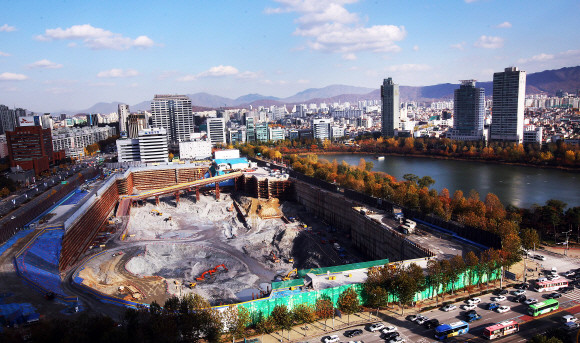 2010년 11월12일 서울 송파구 제2롯데월드 부지 전경. 전날 송파구청은 12년 만에 최종 건축안을 허가했다. ⓒ 연합뉴스