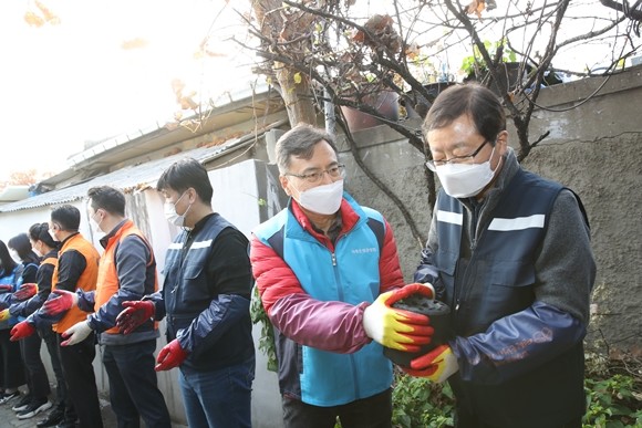 저축은행중앙회와 7개 금융 공공기관 및 협회, 금융회사가 연탄 21만2500장을 저소득 소외계층 지원에 써달라며 '밥상공동체 연탄은행'에 기부 및 연탄 배달 봉사활동을 진행했다. ⓒ 저축은행중앙회