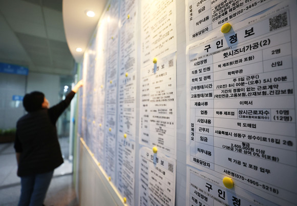 신종 코로나바이러스 감염증 장기화 영향으로 고용 한파가 이어지면서 지난달 취업자 수가 6개월 만에 최대 감소를 기록했다. ⓒ 연합뉴스