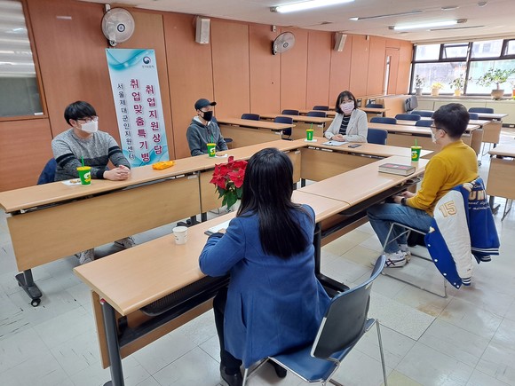취업맞춤 특기병을 대상으로 취업 컨설팅을 진행하고 있는 모습. ⓒ 서울제대군인지원센터