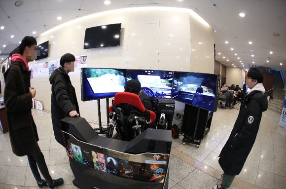VR·AR기기를 시연 중인 게임제작학과 학생들. ⓒ 한국IT직업전문학교