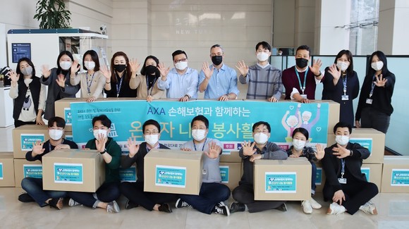 질 프로마조 대표이사를 비롯한 악사손해보험 임직원이 사회공헌의 일환으로 독거노인을 위해 '온 상자 만들기' 나눔봉사를 실시했다. ⓒ 악사손해보험