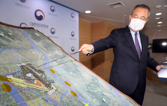김수삼 김해신공항 검증위원장이 17일 오후 정부서울청사에서 김해신공항 검증 결과를 발표하고 있다. ⓒ 연합뉴스