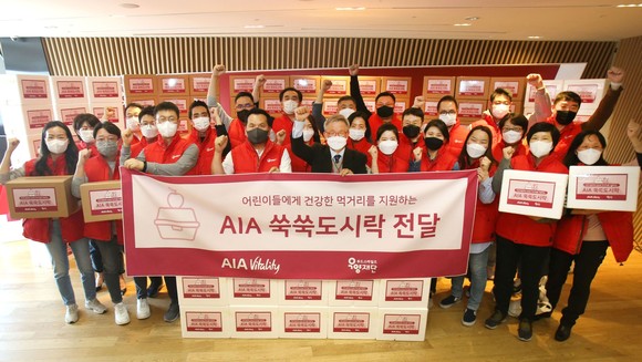 AIA생명과 우양재단이 취약계층 어린이에 건강 먹거리를 제공하는 '쑥쑥도시락' 캠페인을 진행했다. ⓒ AIA생명