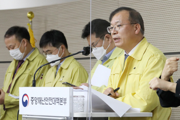 강도태 중앙재난안전대책본부 제1총괄조정관(보건복지부 2차관, 오른쪽)이 18일 오전 정부세종청사에서 열린 코로나19 중앙재난안전대책본부 정례브리핑을 마친 후 취재진의 질문에 답변하고 있다. ⓒ 연합뉴스