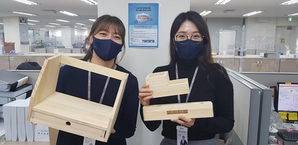 OK금융그룹이 이달 20일까지 '위(We)대한민국, 모두를 위해 함께 걷다'라는 슬로건 아래 전 임직원을 대상으로 소가구 키트(Kit) 제작 CSR 캠페인인 '임직원 재능 기부 활동'을 전개한다. ⓒ OK금융