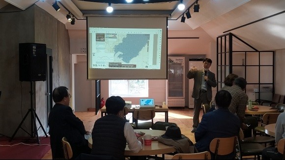 류종성 안양대교수를 초대해 '포스코 5투기장 건설과 영일만 환경'에 대한 특별강연을 하고 있다. = 권영대 기자