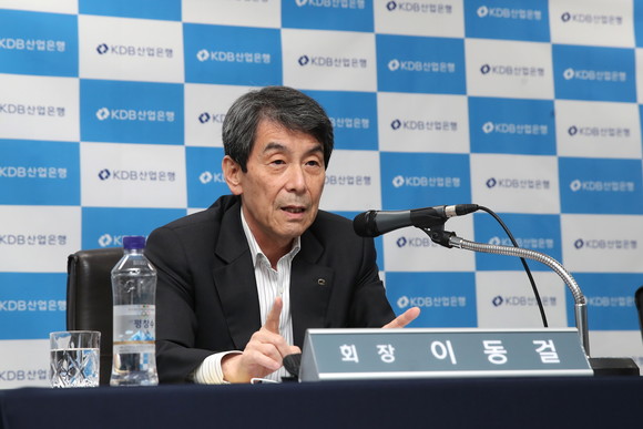 산업은행 이동걸 회장이 19일 오후 온라인 기자간담회에서 설명하고 있다. ⓒ 산업은행