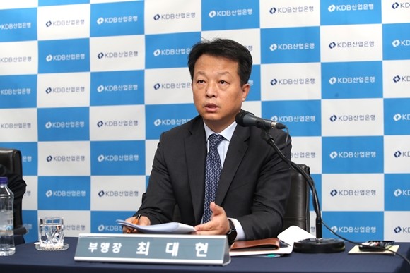 최대현 산은 부행장은 19일 온라인 기자간담회에서 KCGI 측이 제기한 소송 등 법률리스크 대응 방안이 무엇이냐는 질문에 설명하고 있다. ⓒ 산업은행