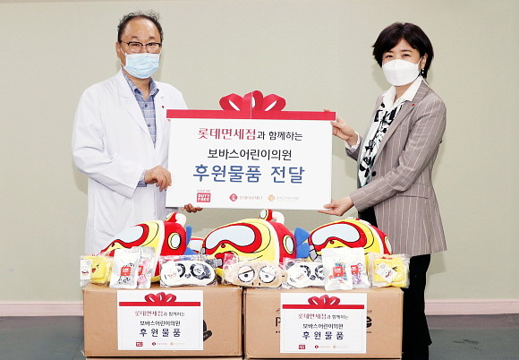 롯데면세점이 보바스어린이의원과 함께 어린이 환우를 위한 희망나눔선물 전달식을 진행했다. 이상진 롯데면세점 마케팅부문장(오른쪽)과 윤연중 보바스어린이의원 원장(왼쪽)이 기념사진을 촬영하고 있다. © 롯데면세점