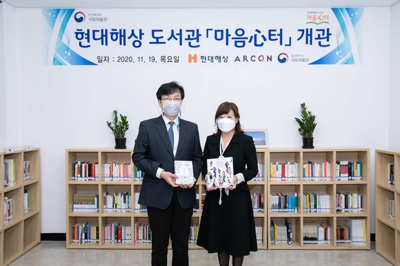 지난 19일 국립재활원에 마음심터를 개관하고 기념촬영(좌 국립재활원 이범석 원장, 우 현대해상 황미은 상무)을 했다. ⓒ현대해상