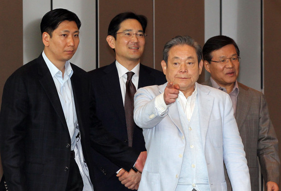 고 이건희 전 삼성그룹 회장과 이재용 삼성전자 부회장 등이 서초사옥을 둘러보는 모습. ⓒ 연합뉴스
