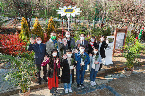다양한 수목 식재로 구성된 숲 공간과 솔라 트리(Solar Tree) 태양광 패널이 함께 설치된 포르쉐 드림 서클. ⓒ 포르쉐코리아